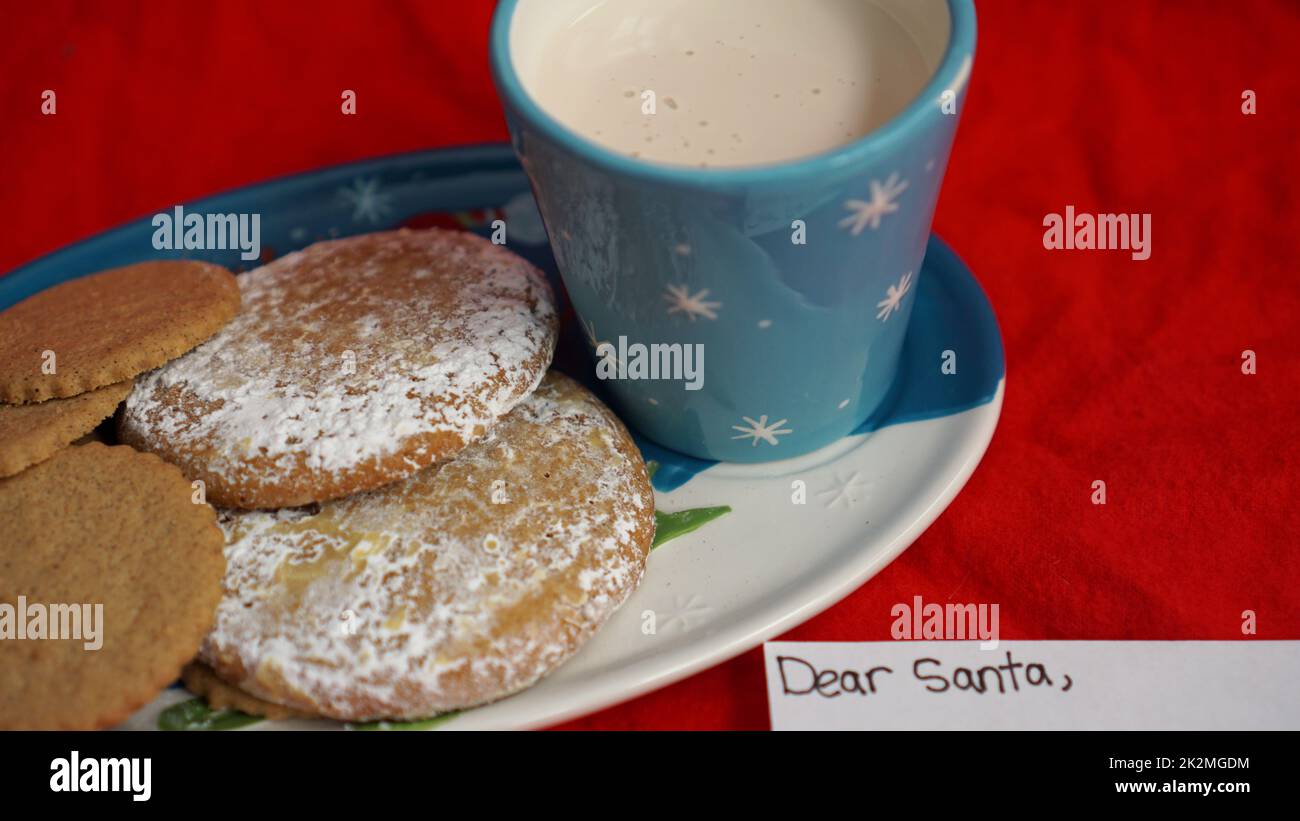 Biscotti e latte e una nota per Babbo Natale a Natale Foto Stock