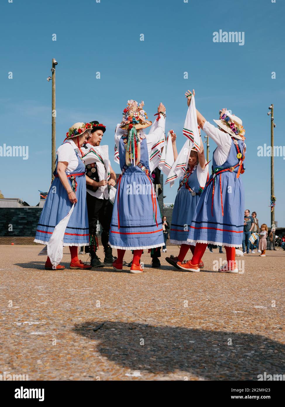 Ballerini Morris che ballano nello spazio aperto Stade al festival Jack in the Green 2022 maggio - Hastings East Sussex Inghilterra Regno Unito Foto Stock