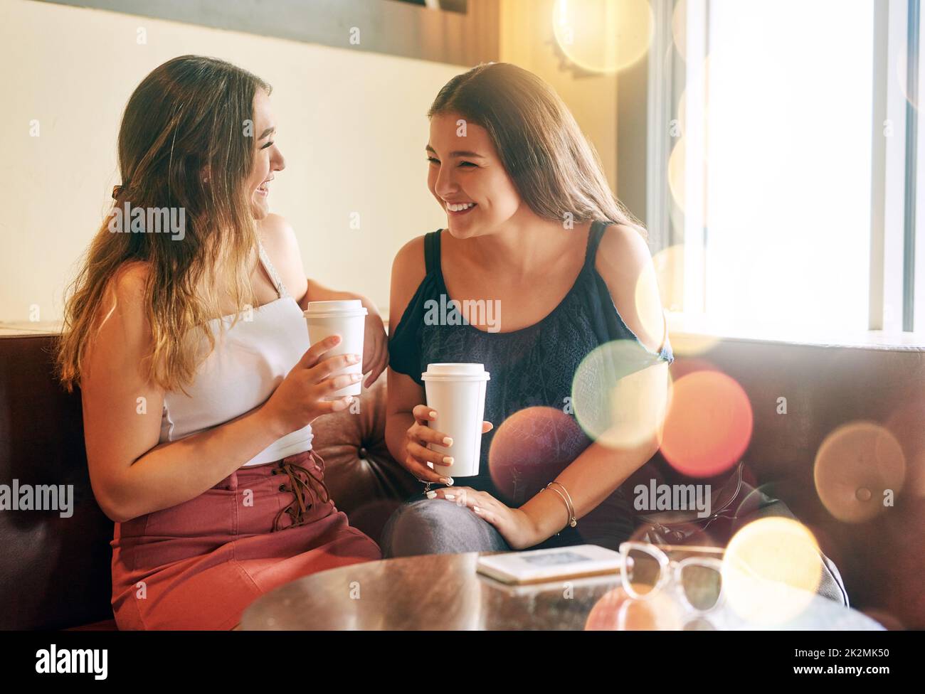 È stato troppo lungo. Scatto corto di due giovani donne attraenti che si agghiacciano nel loro caffè locale. Foto Stock