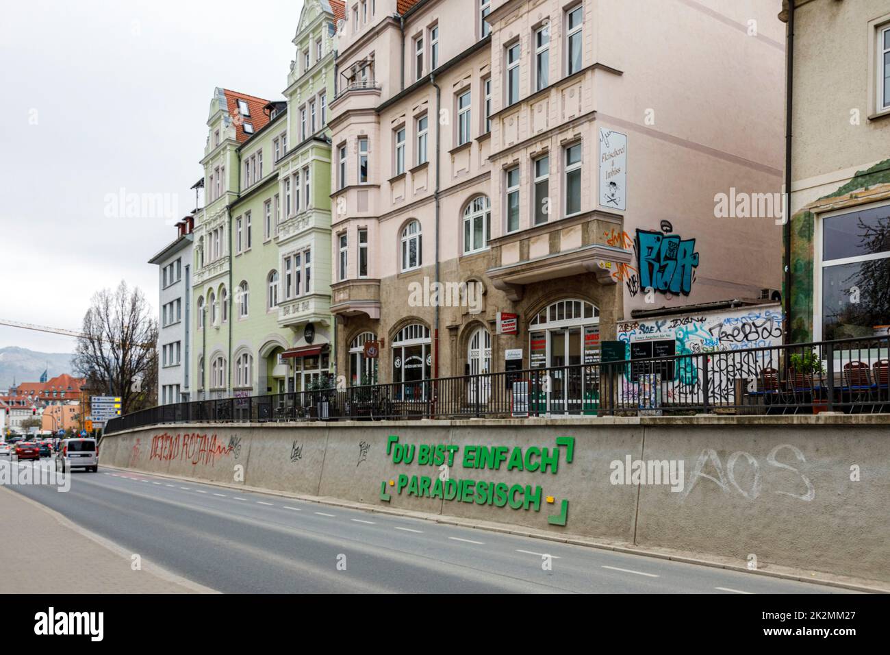 Das „Hohe Trottoire“ in der Westbahnhofstraße mit dem Schriftzug: Du bist einfach paradiesisch, ein danke an die Stadt Jena Foto Stock