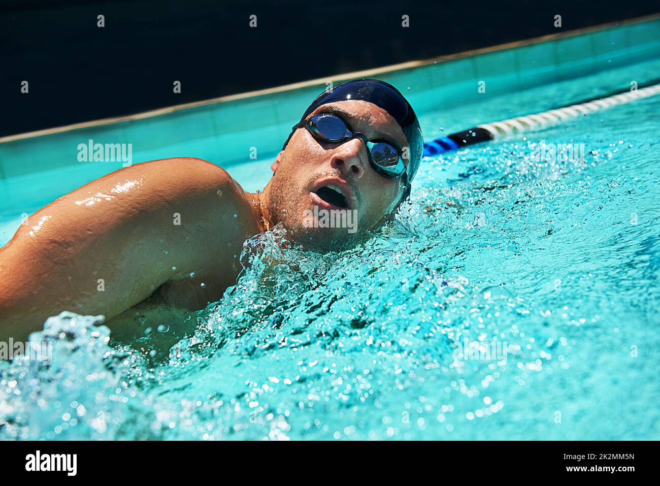 Esercizio rinfrescante. Un nuotatore in piscina. Foto Stock