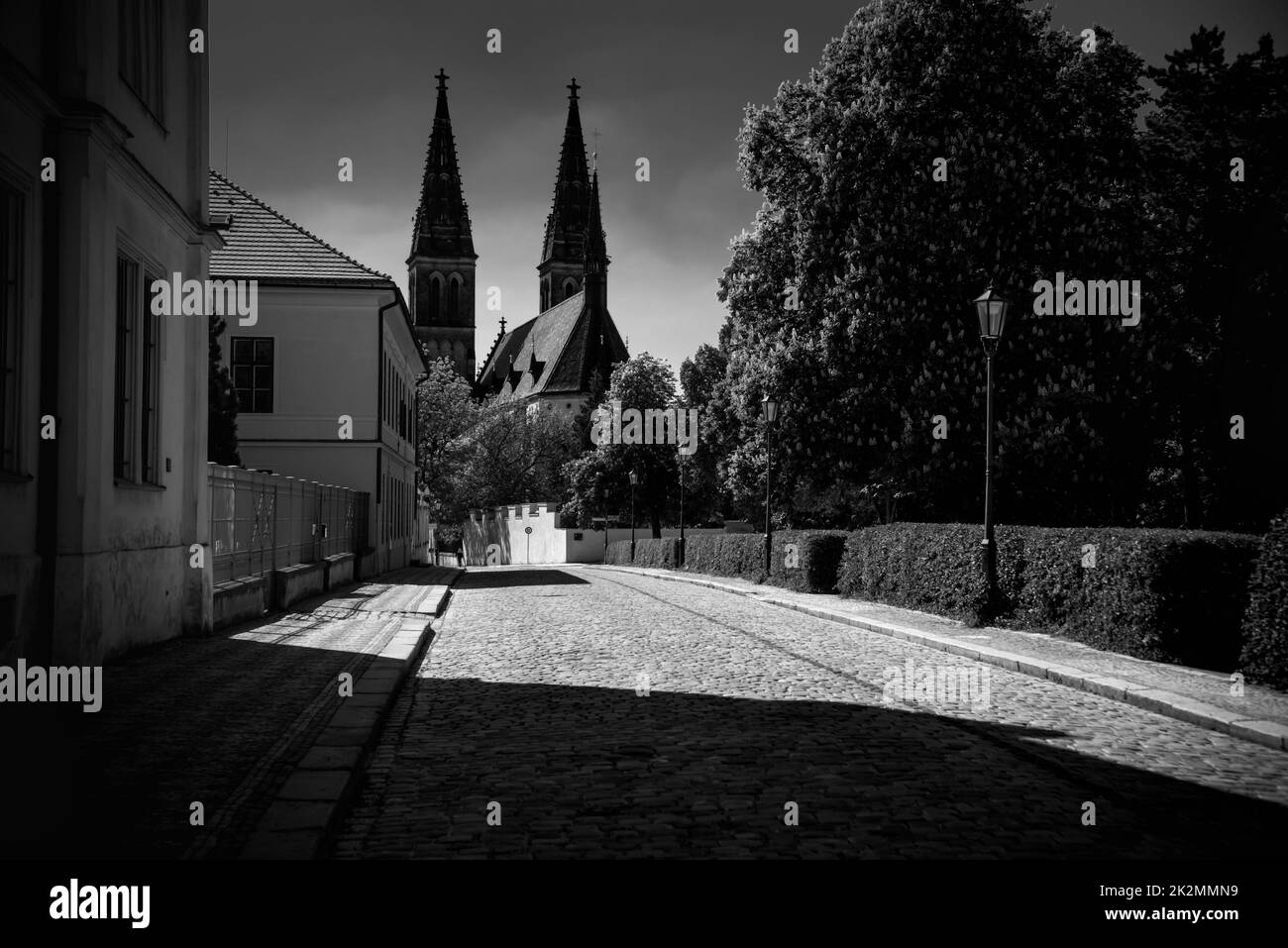 Basilica di San Pietro e Paolo a Vysehrad. Silhouette nera di due torri. Praga, Repubblica Ceca Foto Stock