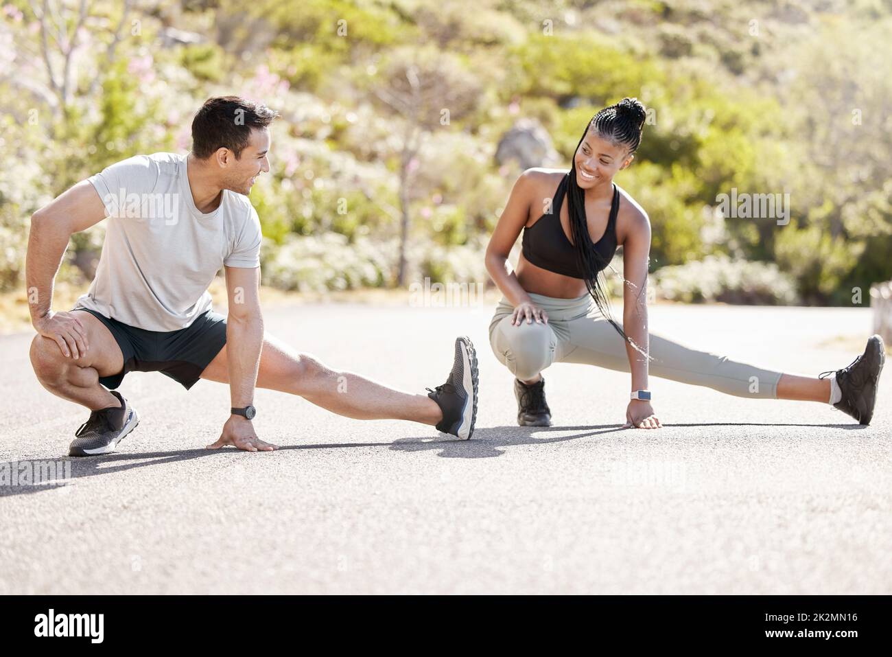Fitness personal trainer coppia stretching gambe per l'obiettivo di esercizio, la motivazione e la responsabilità. Istruttore di formazione e atleta donna, cliente o. Foto Stock