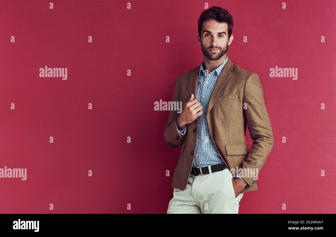 Su quel tipo macinatura. Studio ha girato un bel ragazzo vestito elegantemente. Foto Stock