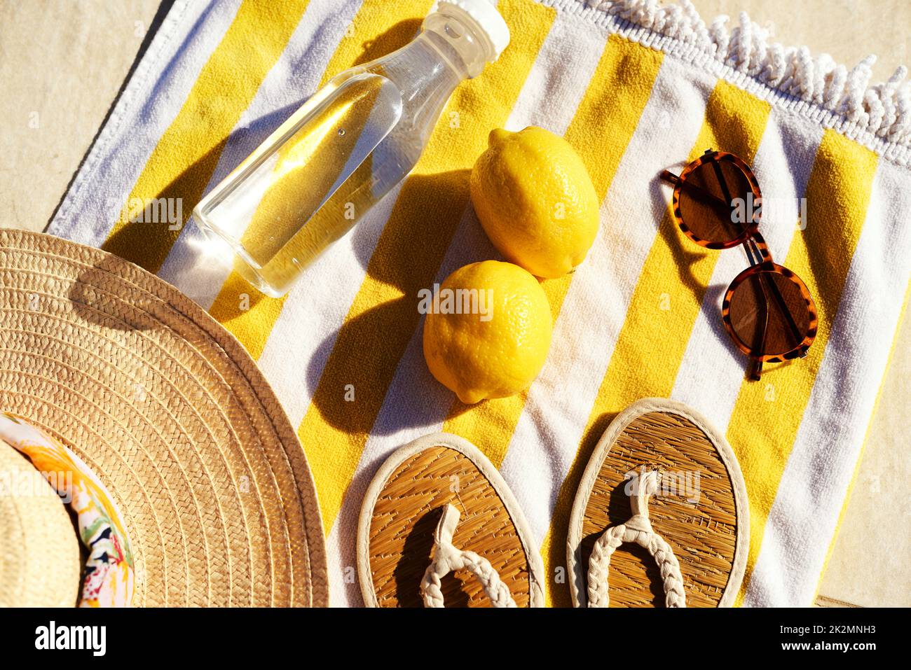 Preparazione del mio post estivo sul blog. Scatto ad angolo alto di abbigliamento estivo ordinato e posato su un telo da spiaggia durante il giorno. Foto Stock