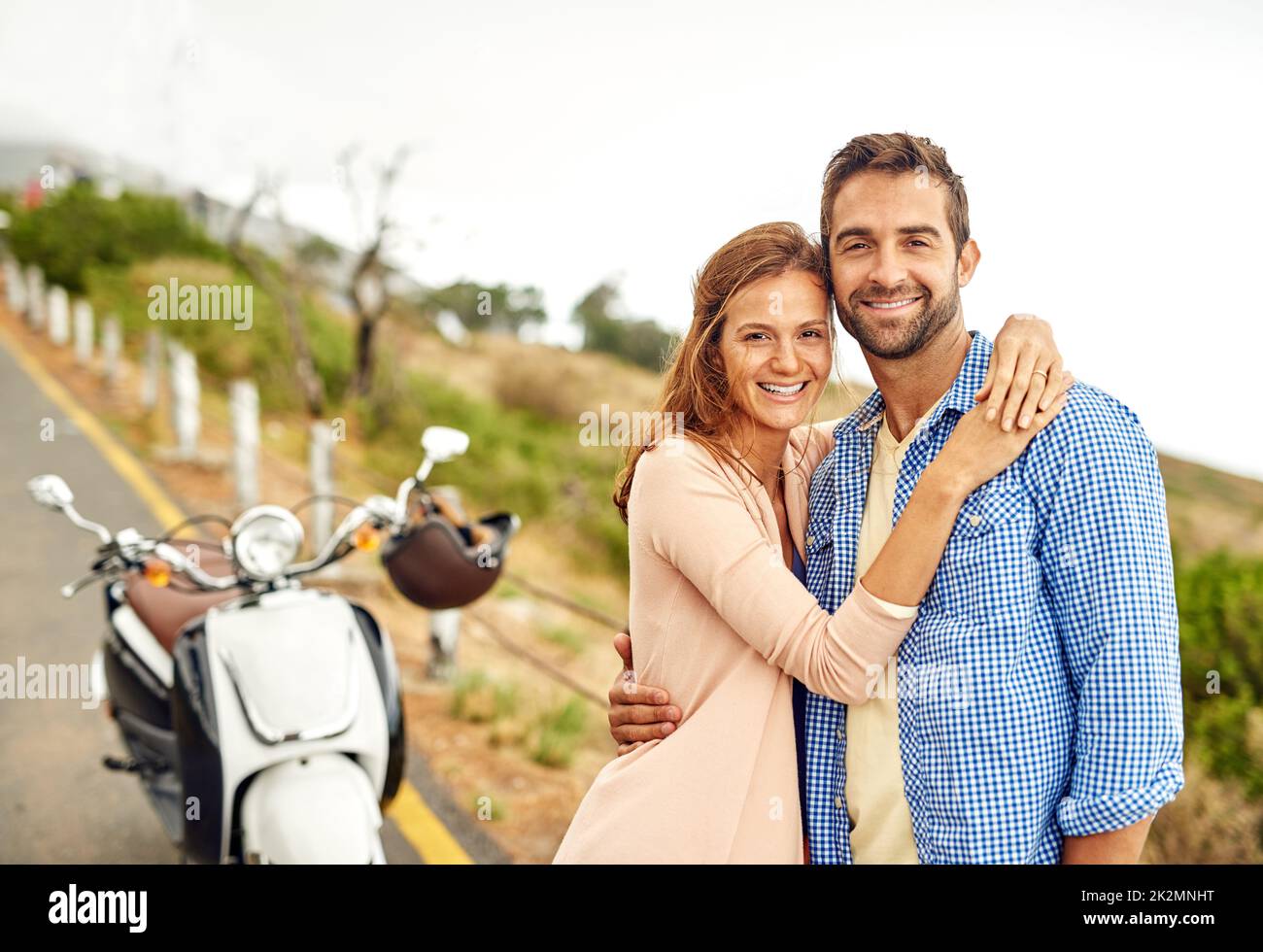 Questo lato ci ha avvicinati. Girato di una coppia avventurosa fuori per un giro su una moto. Foto Stock