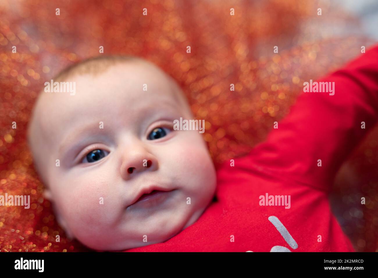 Bambino con occhi blu Chubby in una culla di Natale Foto Stock