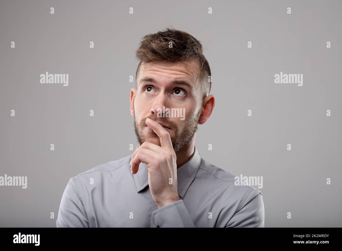 Uomo d'affari premuroso nel profondo del pensiero Foto Stock
