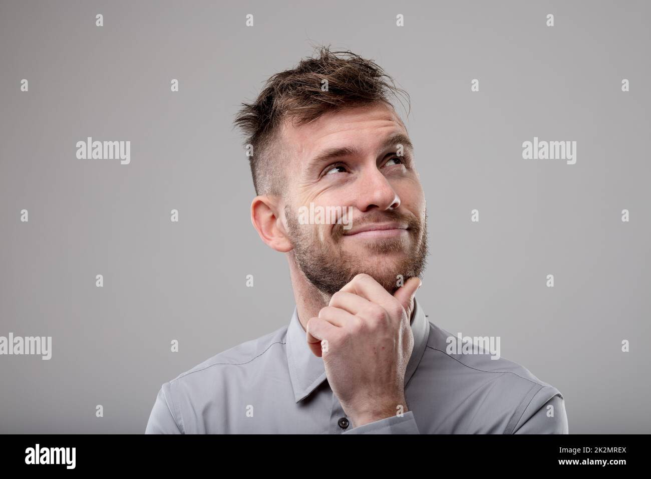 Uomo premuroso in piedi sognando ad occhi aperti Foto Stock