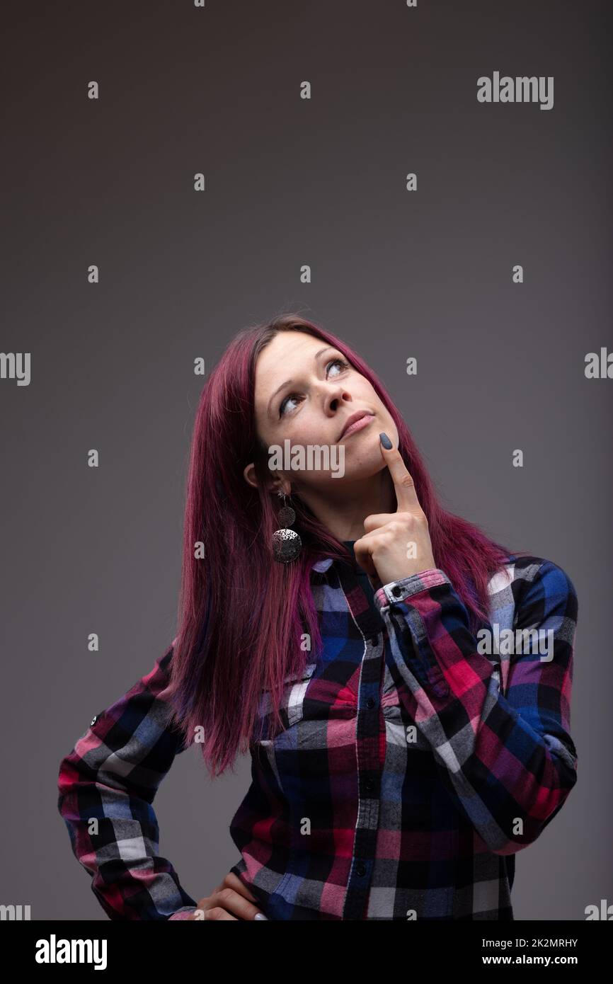 Giovane donna penosa in piedi daydreaming Foto Stock