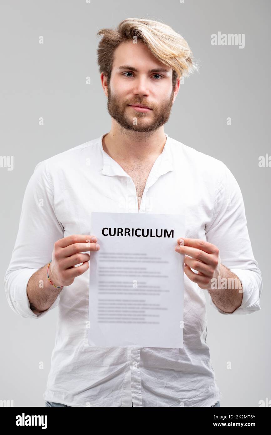 Ritratto di un uomo che mostra il suo cv pronto per il cambiamento nella sua carriera Foto Stock