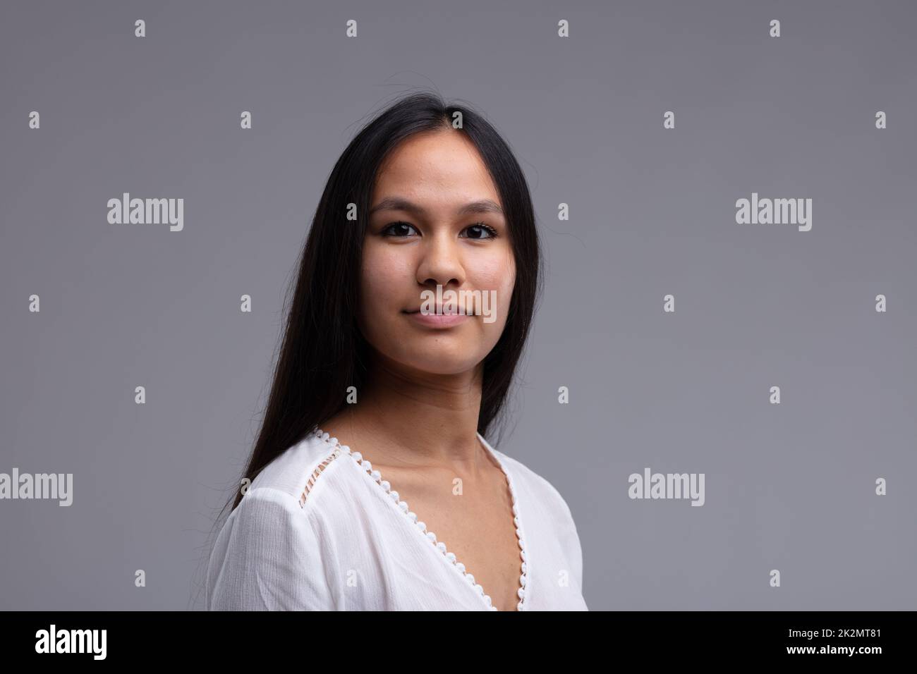 Ritratto di una giovane donna con capelli lunghi e dritti scuri Foto Stock