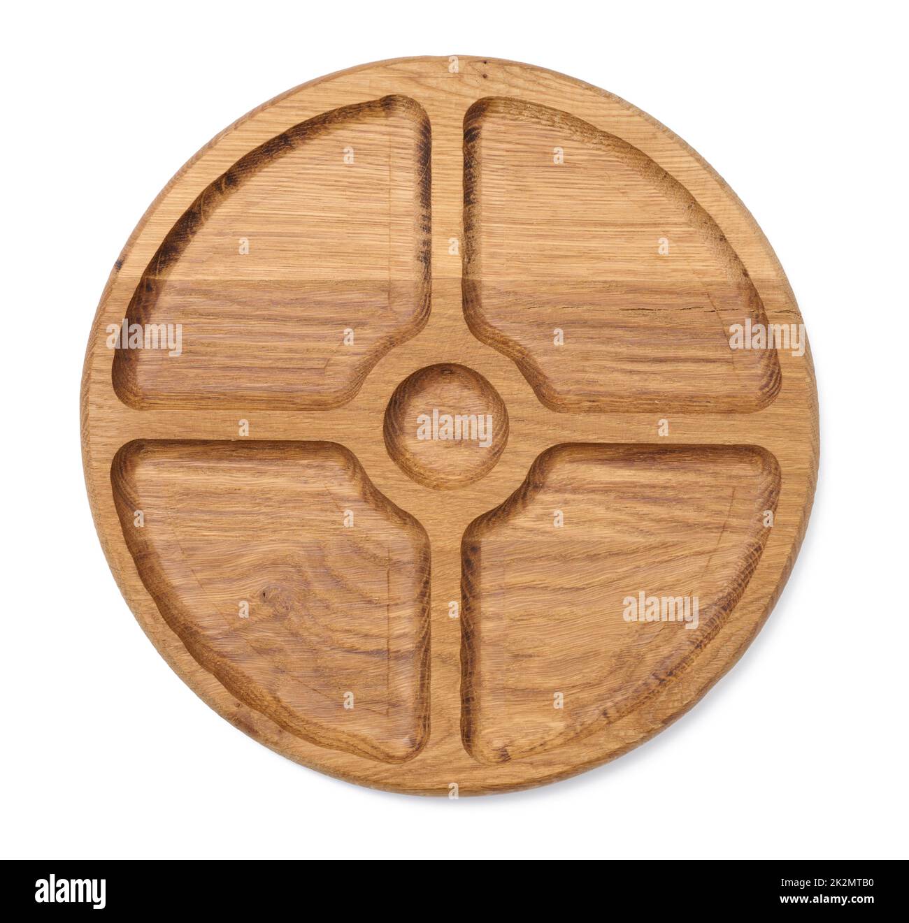 Piatto di legno rotondo vuoto per servire formaggio, verdure su fondo bianco isolato Foto Stock