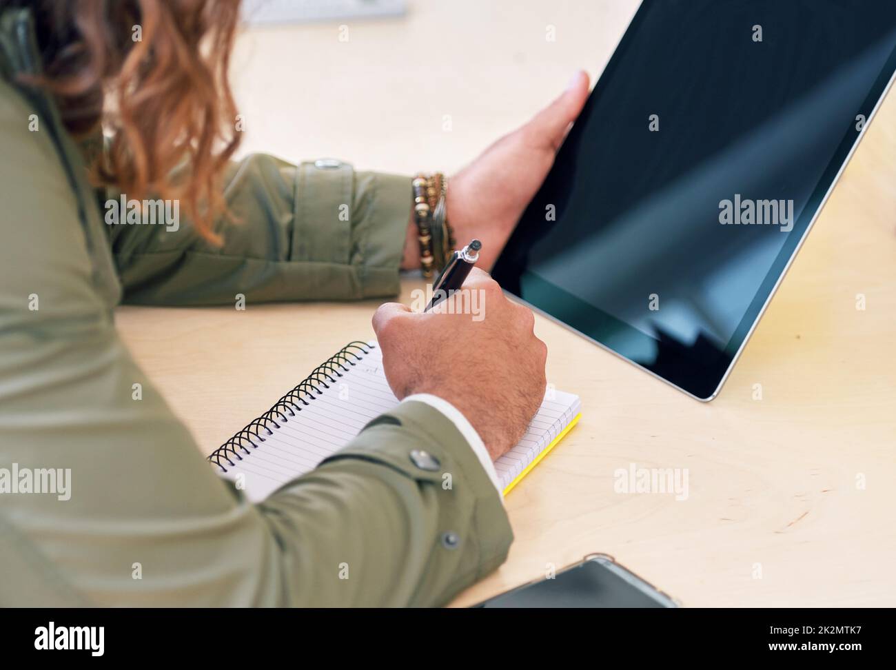 Mani di un uomo d'affari con tablet e notebook digitali per la pianificazione di progetti, report e proposte aziendali. Imprenditore, manager e dipendente iscritto Foto Stock