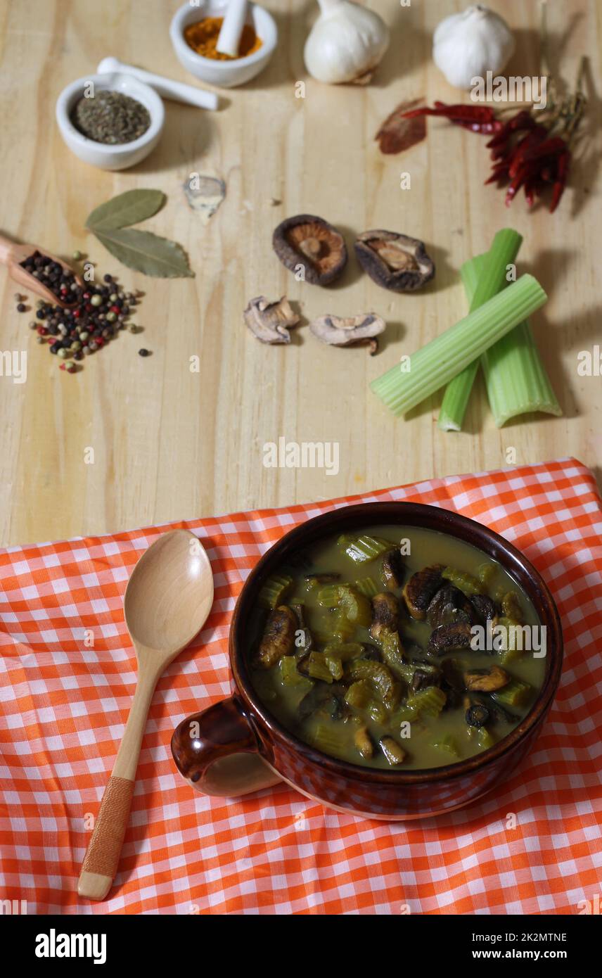 Sostanziosa zuppa di funghi e sedano con brodo vegetale piccante Foto Stock