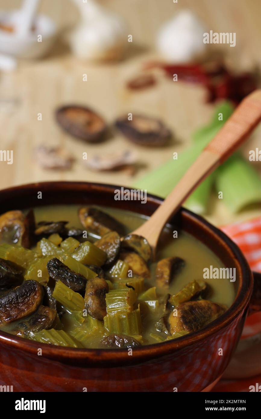 Sostanziosa zuppa di funghi e sedano con brodo vegetale piccante Foto Stock