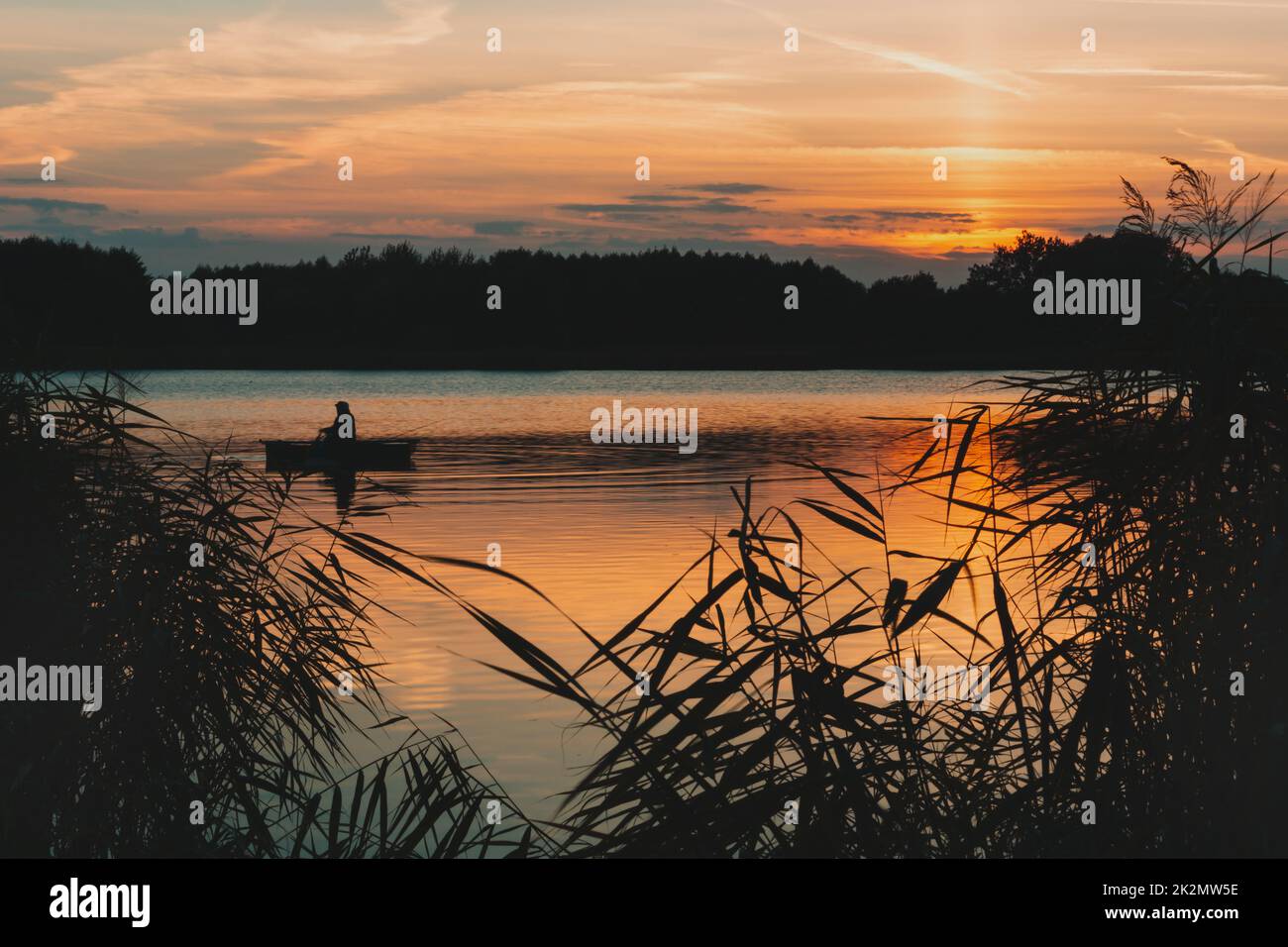 Barca sul lago durante il bellissimo tramonto Foto Stock