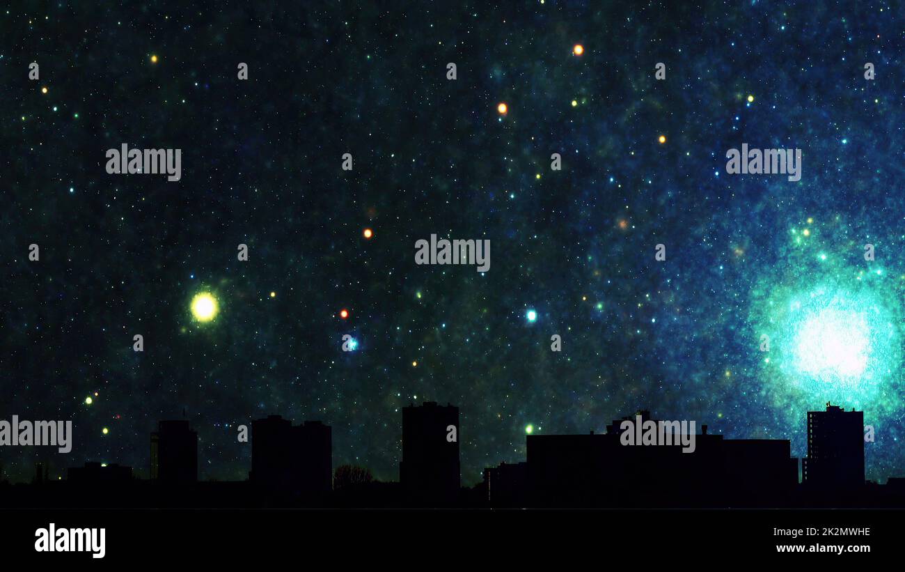 Silhouette cittadina di notte con cielo pieno di stelle Foto Stock