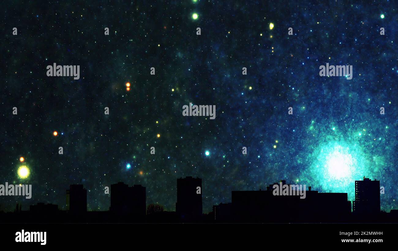 Silhouette cittadina di notte con cielo pieno di stelle Foto Stock