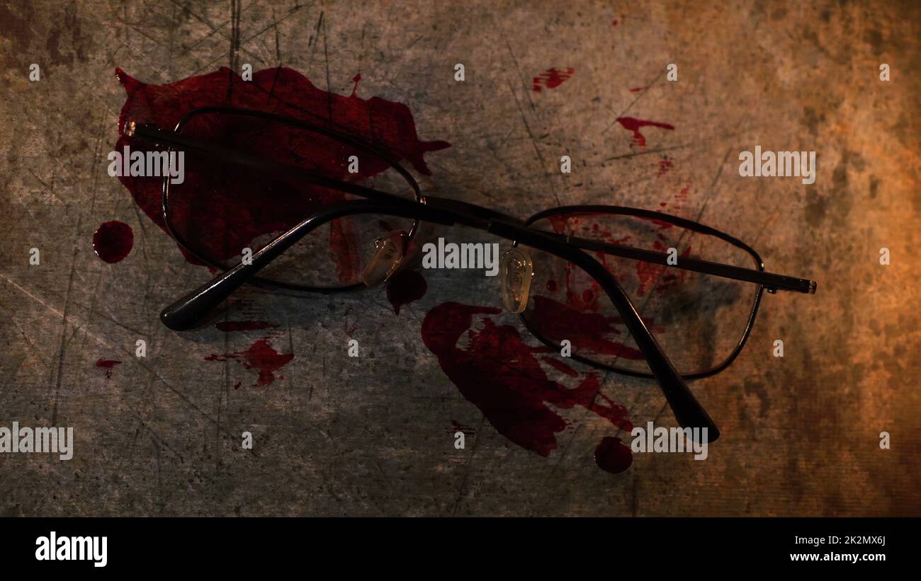 Grungy Conceptual Crime Scene con sangue e bicchieri Foto Stock