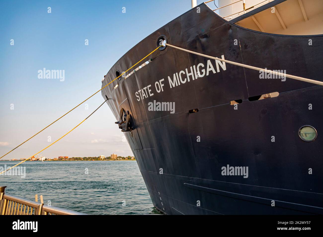 Detroit, Michigan - lo "Stato del Michigan", ormeggiato sul fiume Detroit. La nave è una nave da addestramento gestita dall'Accademia marittima dei grandi Laghi A. Foto Stock