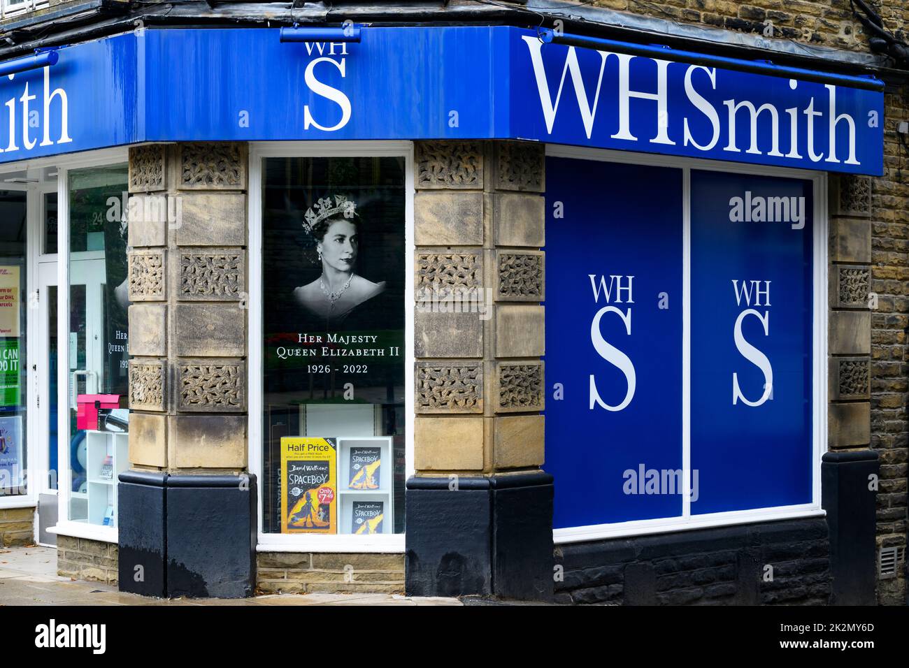 La morte della regina (poignant emotivo tributo alla facciata del negozio, poster che ricorda di rendere omaggio a Elisabetta 2) - W H Smith, Ilkley, Inghilterra, Regno Unito. Foto Stock