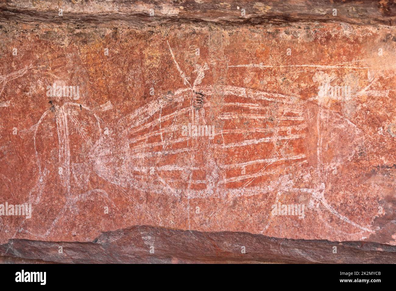 Arte rupestre aborigena: la tartaruga viene cacciata dalla gente del posto da una zattera di corteccia di carta. Ubirr-Kakadu-Australia-193 Foto Stock