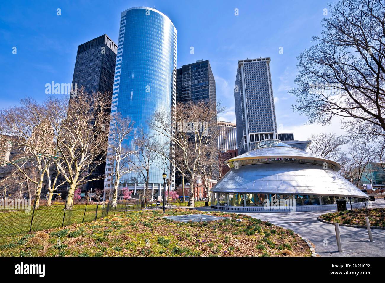 Battery Park e vista sui grattacieli del centro di New York Foto Stock