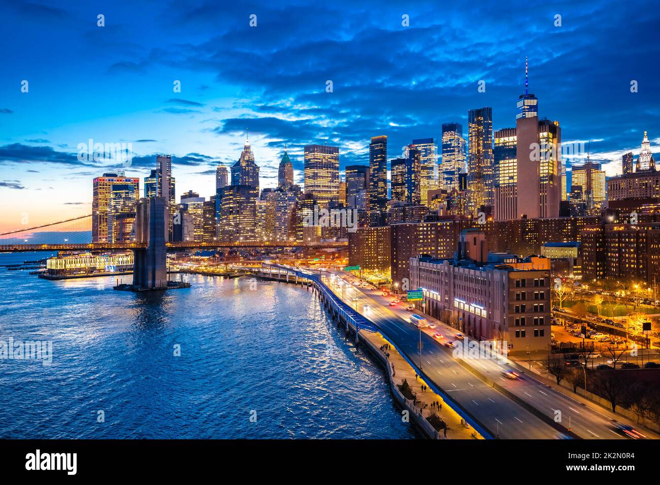 Skyline epico del centro di New York e vista serale del ponte di Brooklyn Foto Stock