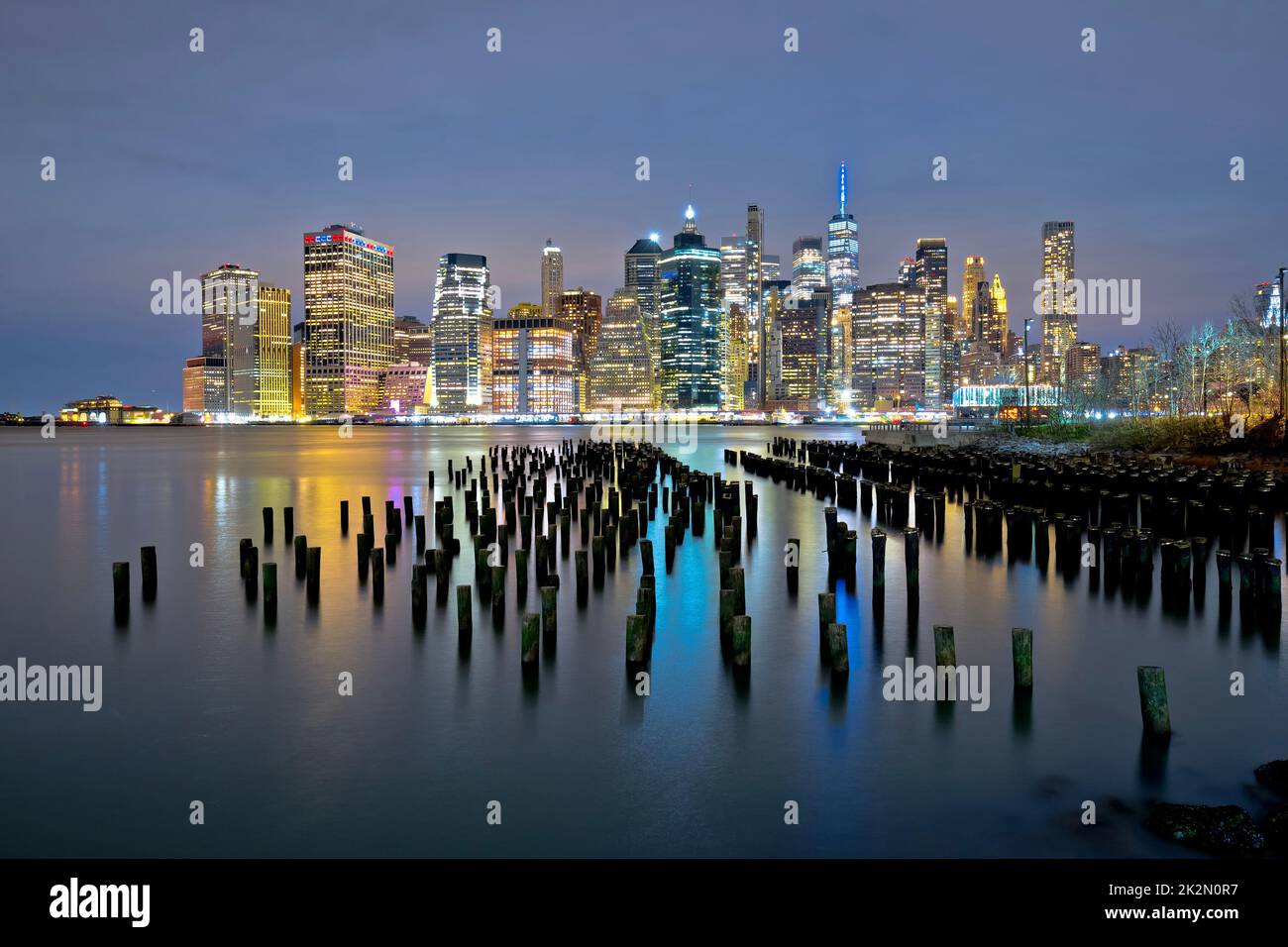 Vista serale sul lungomare del centro di New York City, famoso skyline Foto Stock