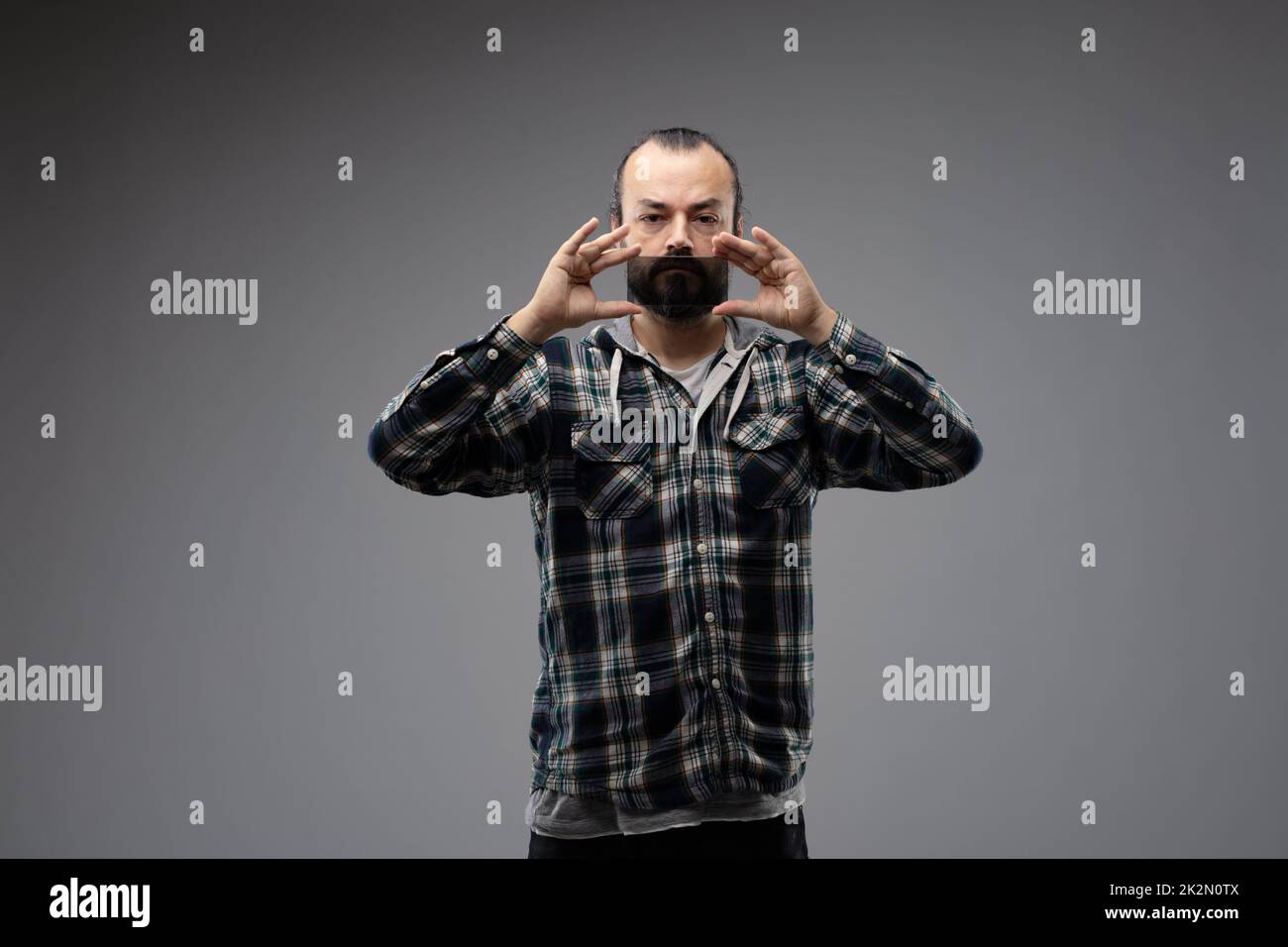 Uomo che tiene il telefono o un pezzo di vetro in su Foto Stock