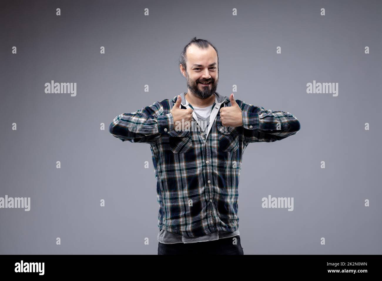 Uomo allegro che dà un doppio pollice in su Foto Stock