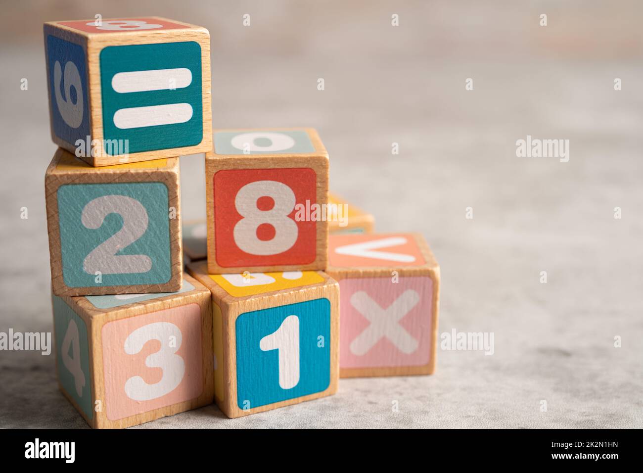 Numero matematico colorato su sfondo bianco, studio di formazione matematica apprendimento concetto di apprendimento. Foto Stock