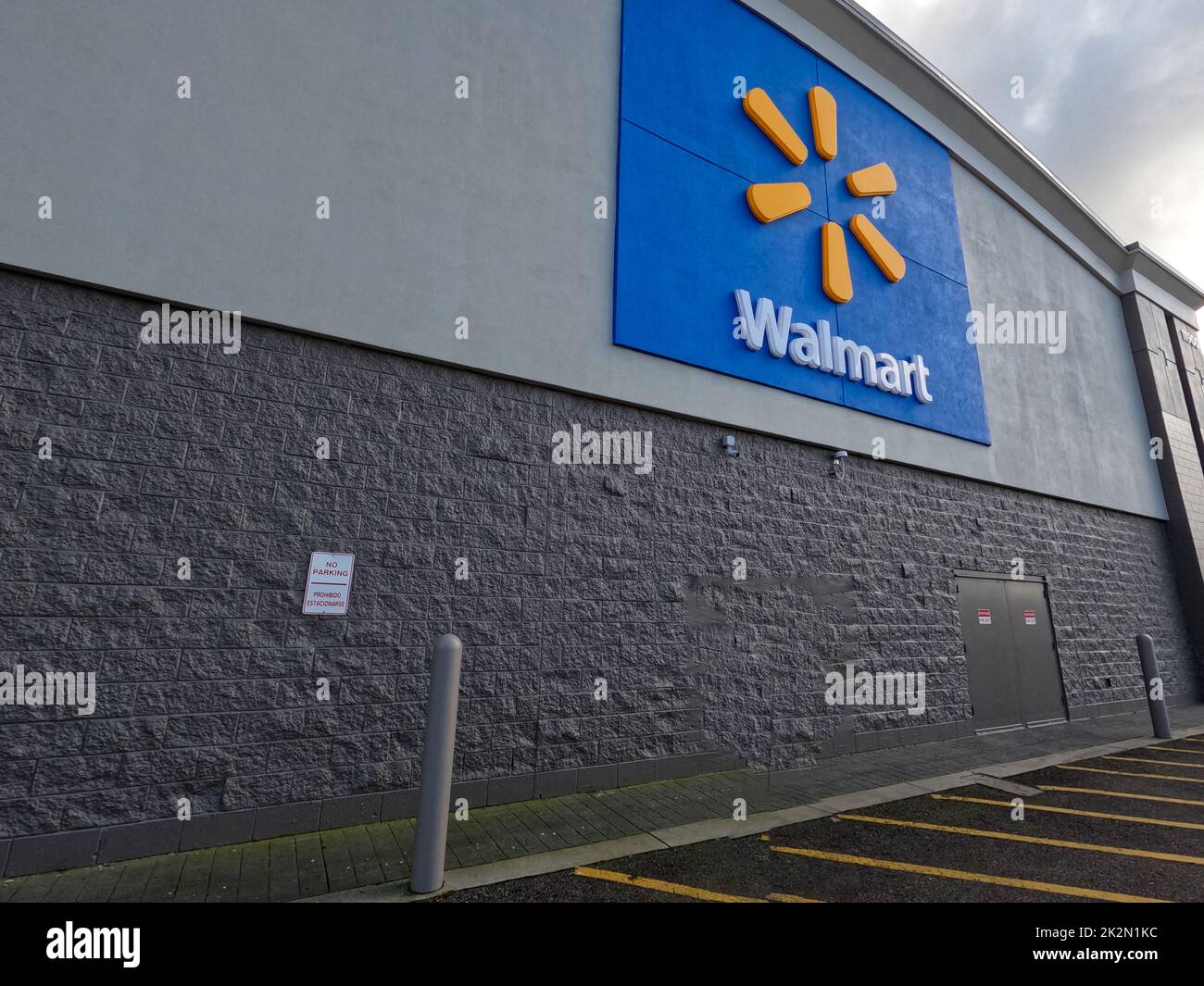 Florida / USA - Aprile 21 2022: Walmart Inc. È una multinazionale americana che gestisce una catena di ipermercati, il reparto di sconto Foto Stock