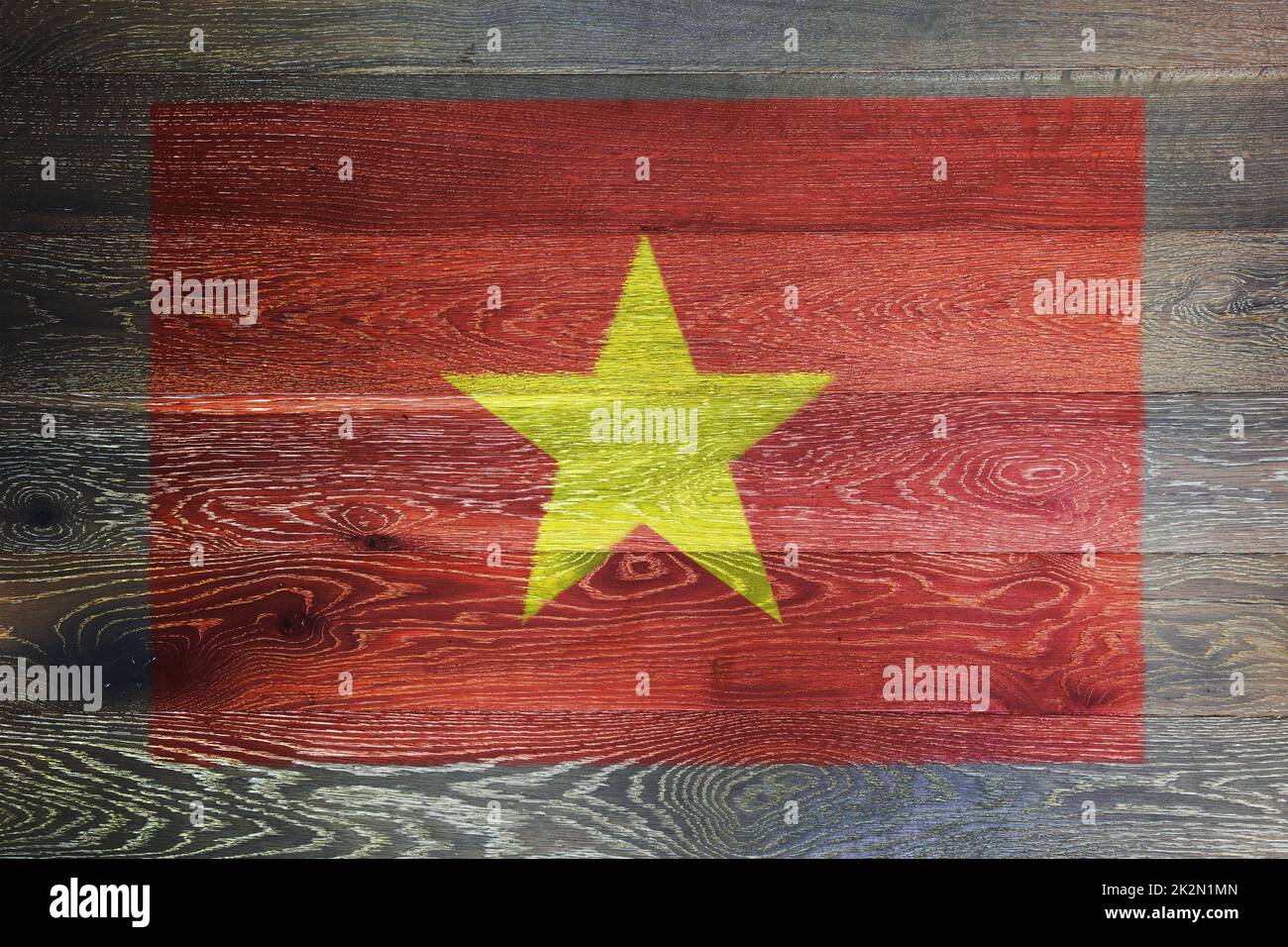 Bandiera del Vietnam su sfondo rustico vecchio legno superficie Foto Stock