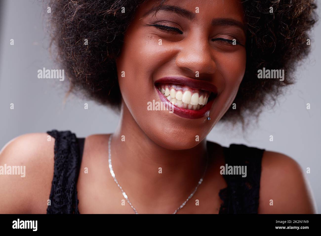 Felice giovane donna nera con un sorriso toothy di fascio Foto Stock