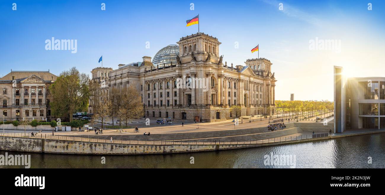il famoso edificio del reichstag a berlino al tramonto, in germania Foto Stock