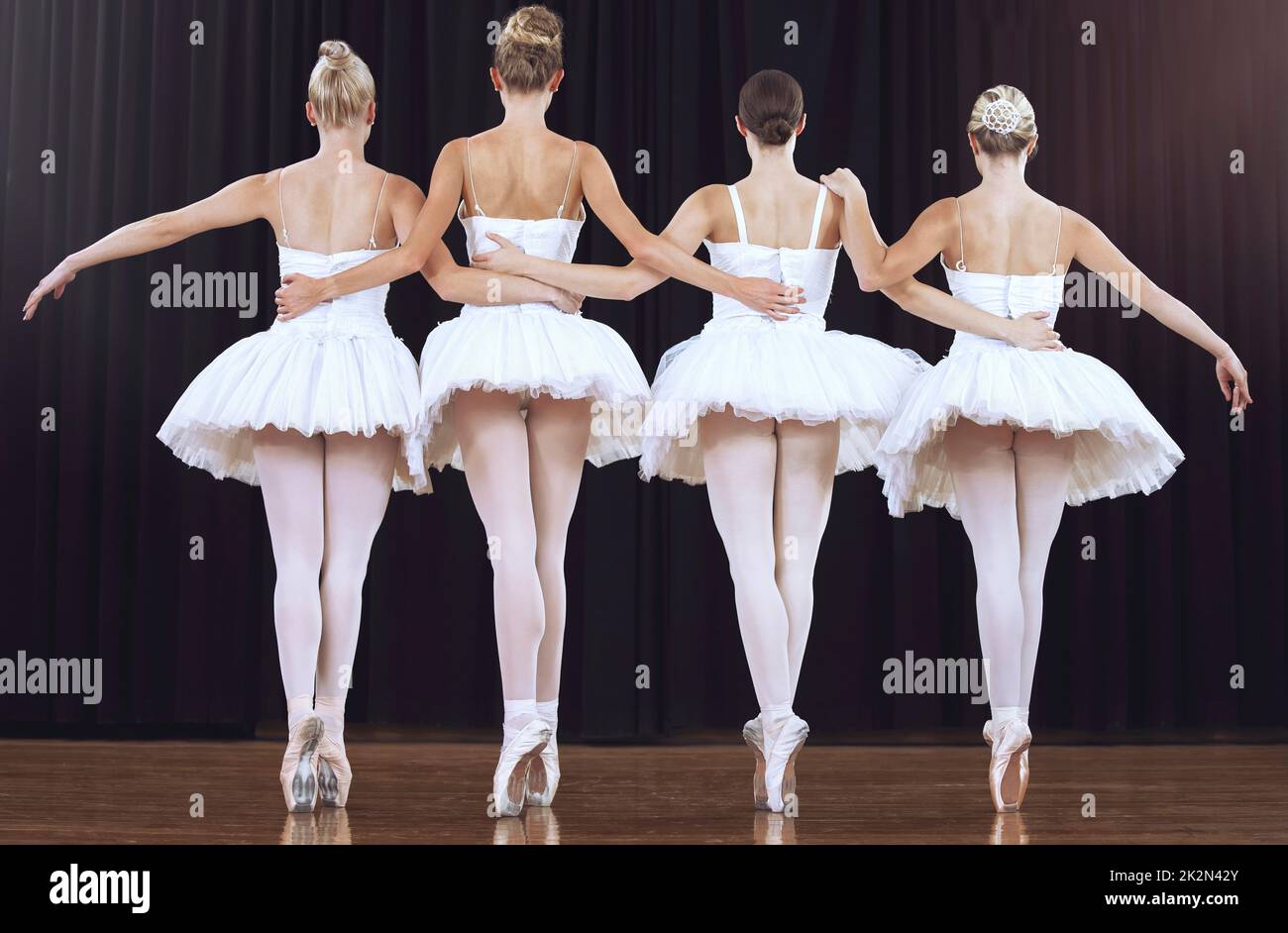 Balletto donne in scena spettacolo di danza o spettacolo esecuzione elegante danza astratta routine vista posteriore. Collaborazione, lavoro di squadra e ballerina Foto Stock