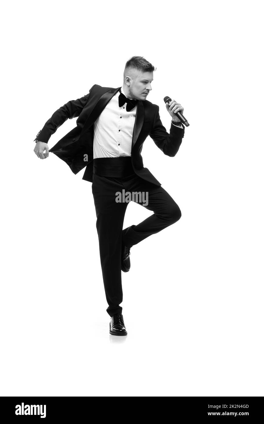 bel cantante maschile in giacca rossa con microfono Foto Stock