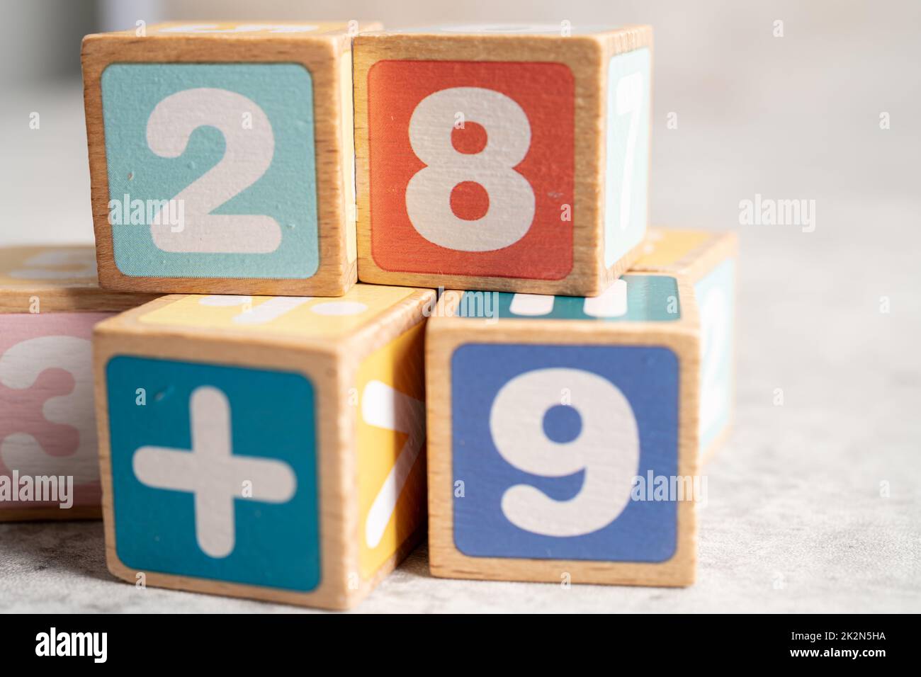 Numero matematico colorato su sfondo bianco, studio di formazione matematica apprendimento concetto di apprendimento. Foto Stock