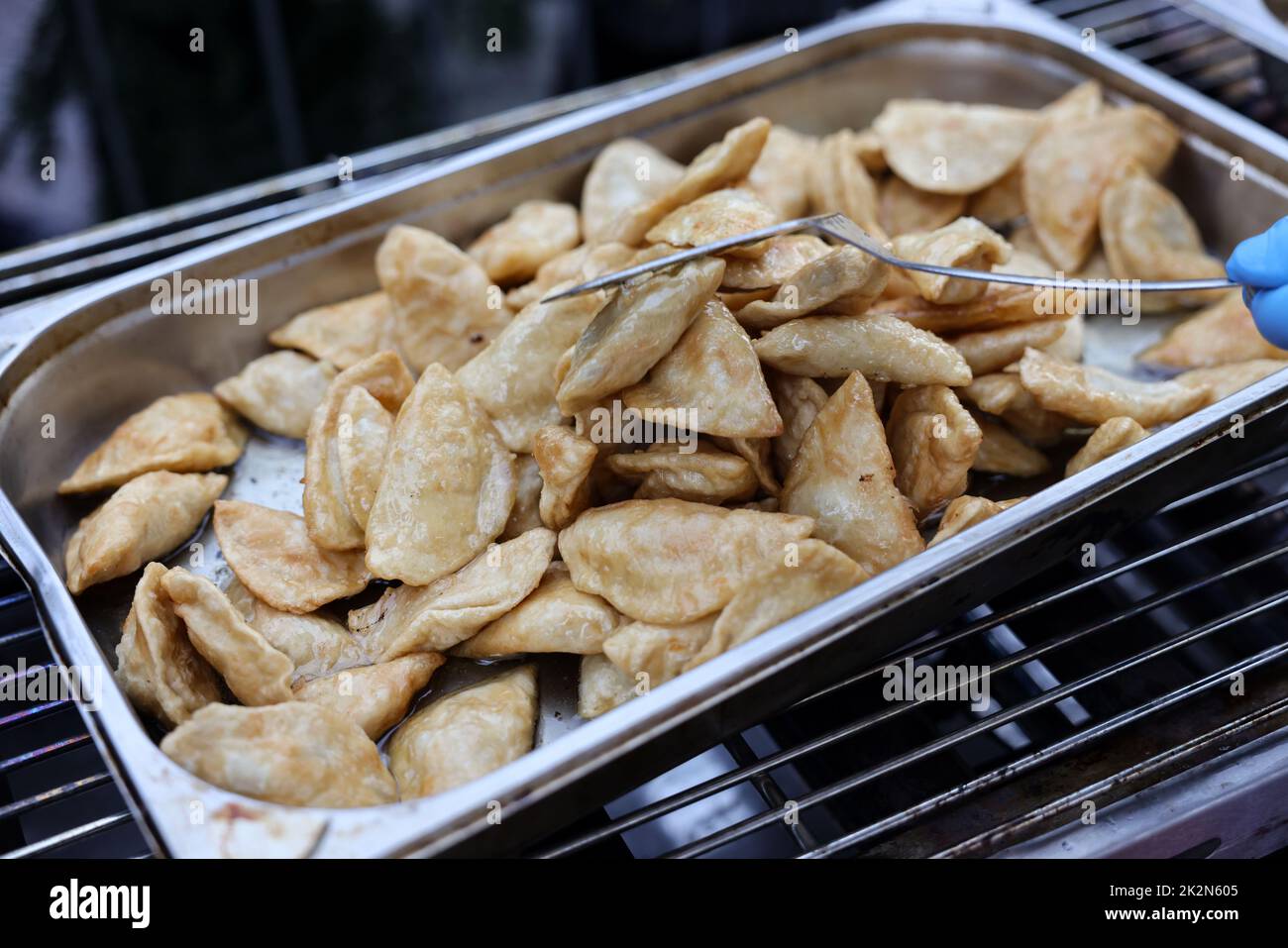 Riscaldare il cibo per i poveri e i senzatetto Foto Stock