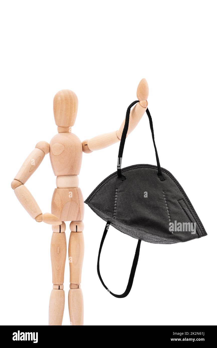 Manichino di legno che tiene nero N95 maschera medica Foto Stock