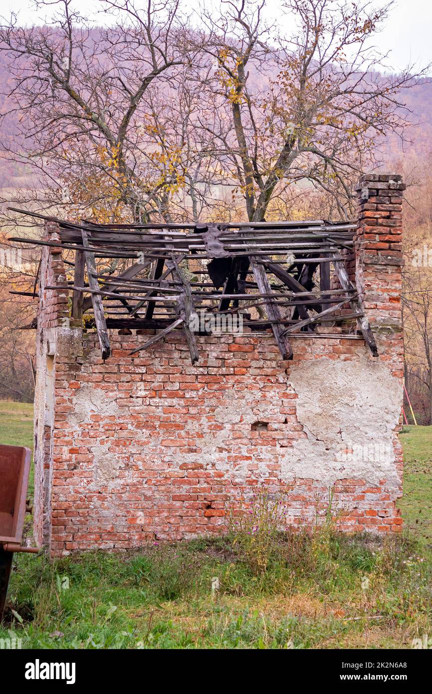 Rovinato vecchio edificio rurale dopo il fuoco Foto Stock
