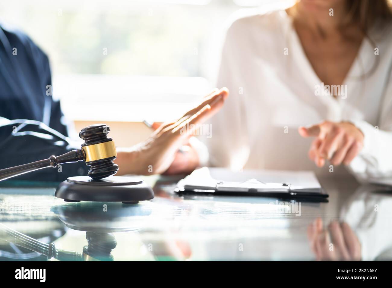 Divorzio e discussione legale in tribunale Foto Stock