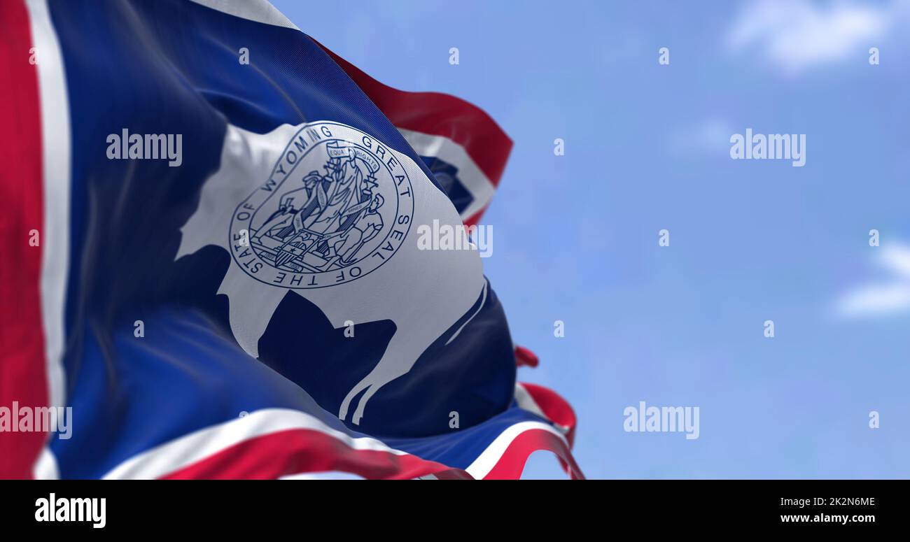 La bandiera statunitense del Wyoming sventola nel vento Foto Stock