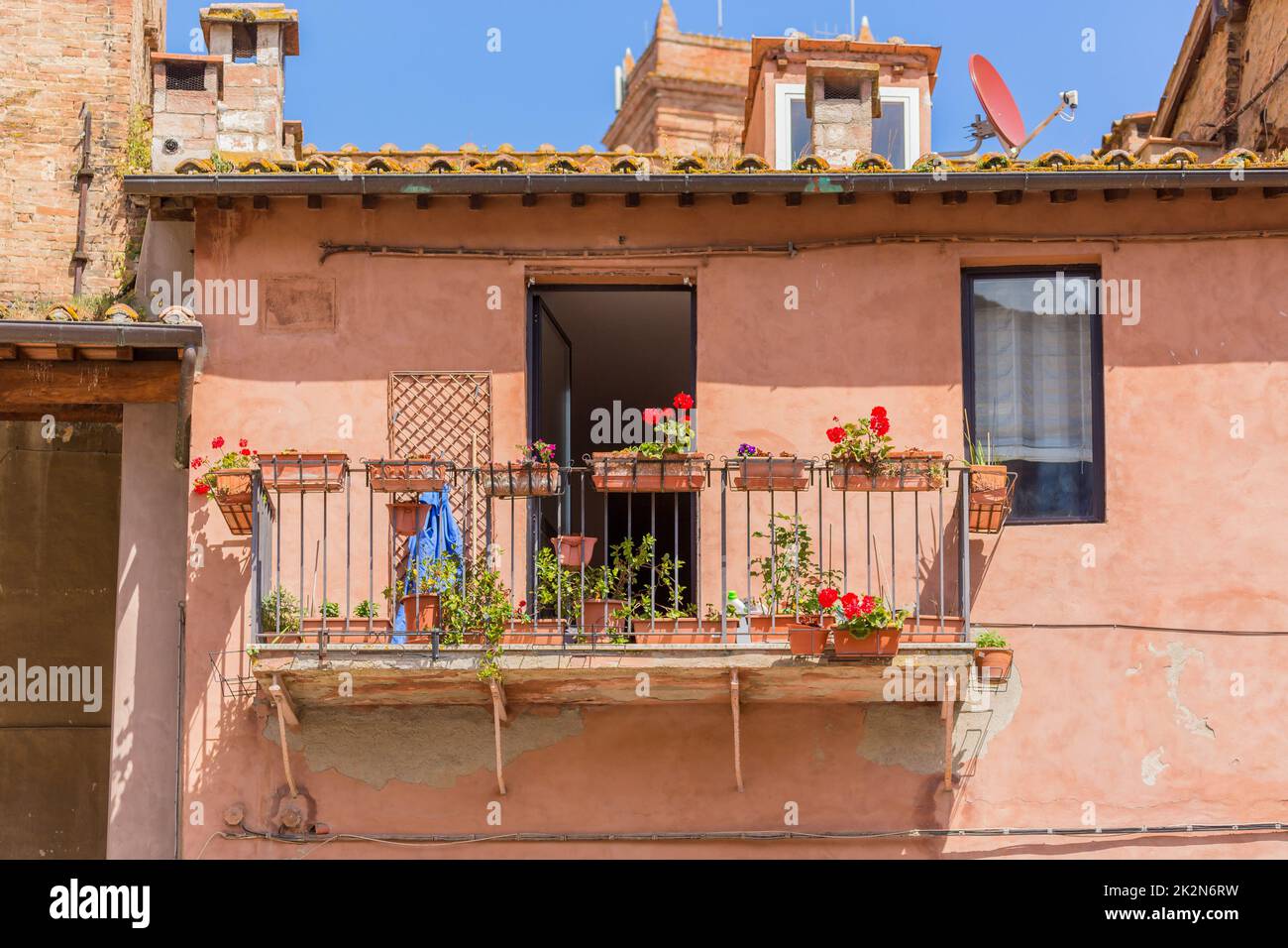 Balcone con fiori rossi nelle finestre Foto Stock