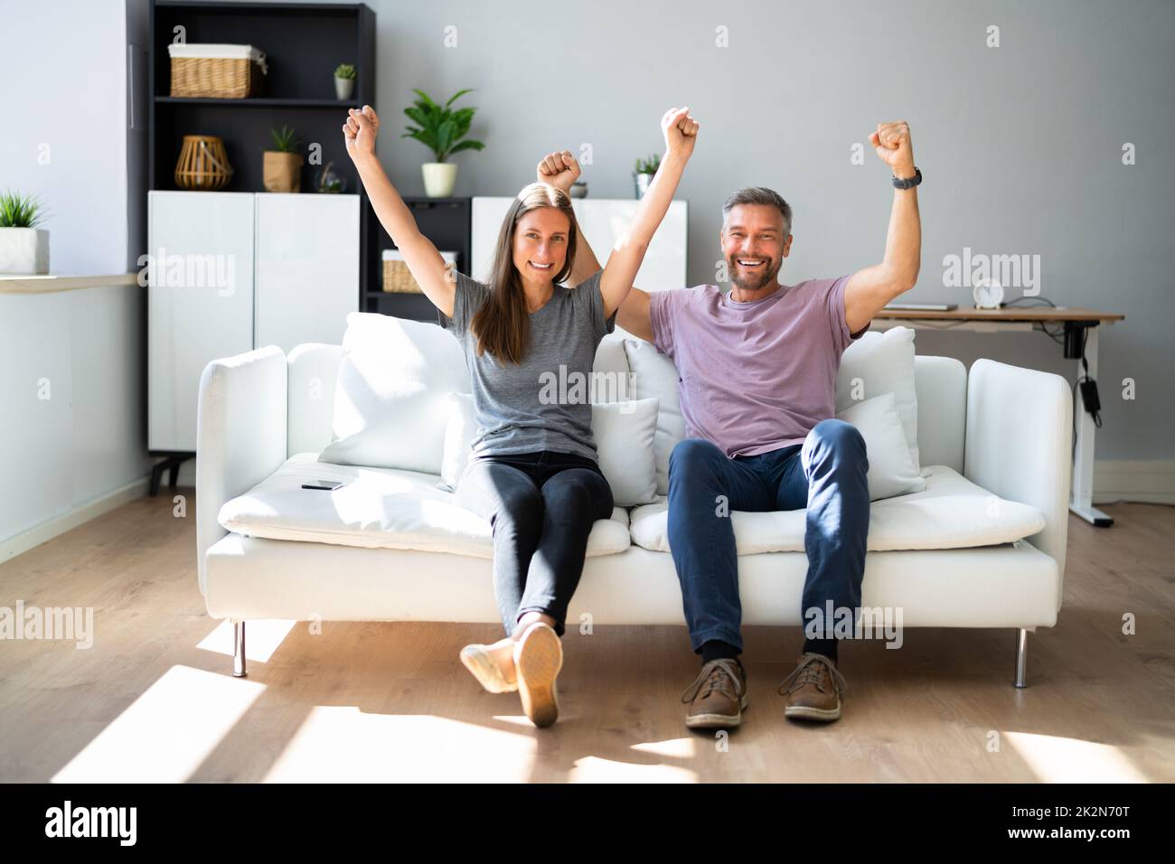 Coppia sorridente allegra insieme a casa al coperto Foto Stock