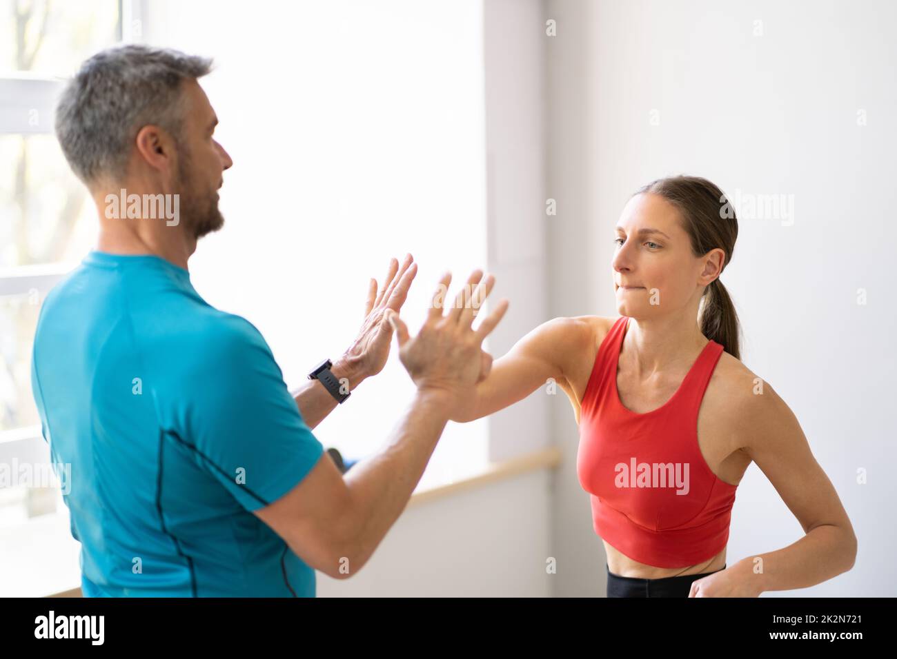 Combatti Sparring Fitness Training in palestra. Potenza femminile Foto Stock