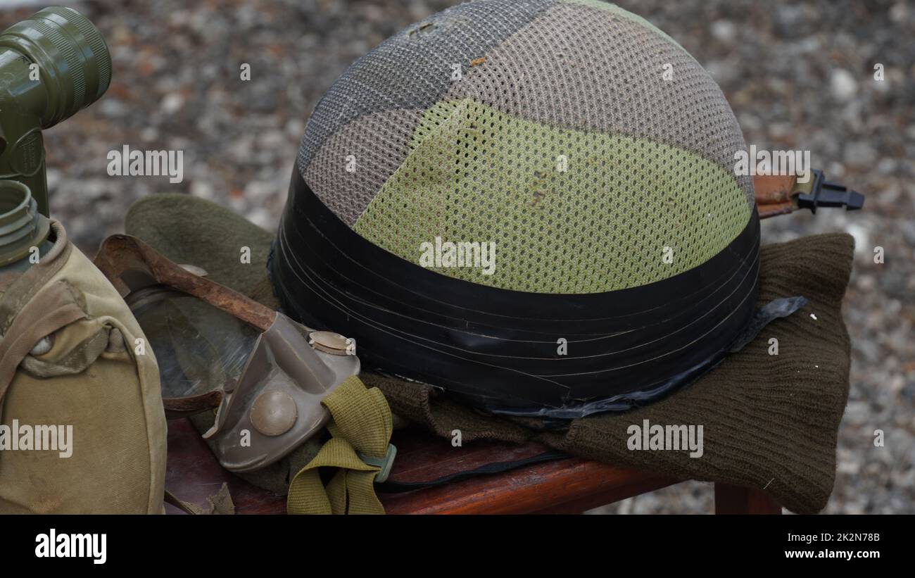 Casco, parte dell'attrezzatura da combattimento di un soldato israeliano. Kasda OR-201 modello 76 , è un casco da combattimento di origine israeliana. Foto Stock