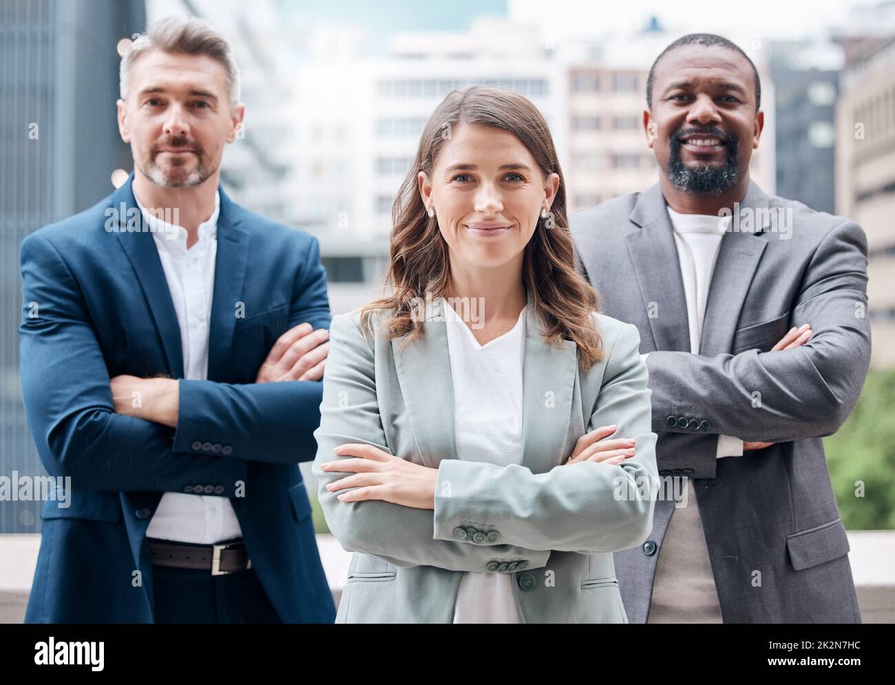 Ora ho il comando del pacchetto. Ritratto di un gruppo di uomini d'affari che si godono una pausa fuori in ufficio. Foto Stock